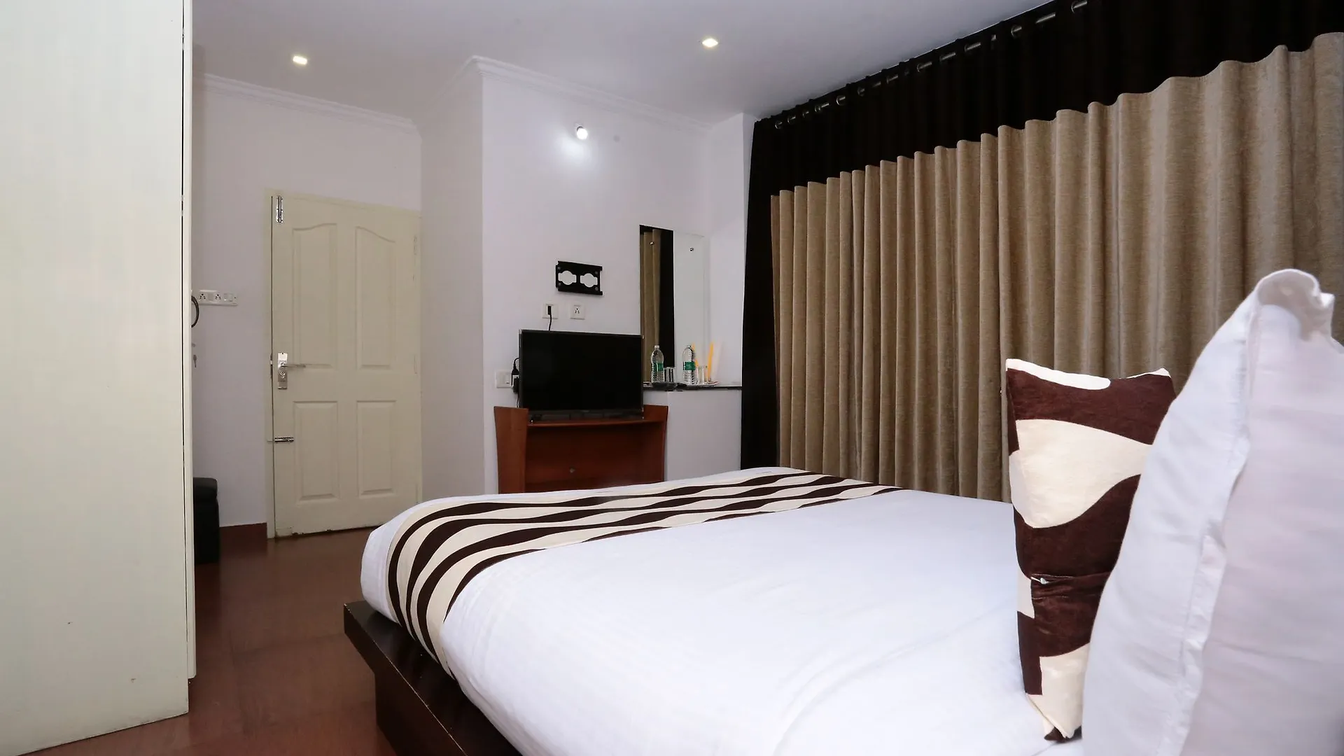 Oyo 10612 Near Ernakulam Railway Station Hotel Kochi 2*,  India